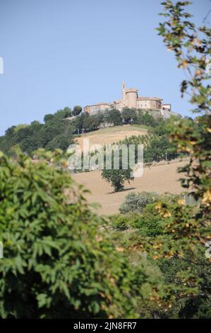 LANDSCHAFTSDORF Sorbolongo in der Provinz Pesaro und Urbino in den Marken in Italien Stockfoto