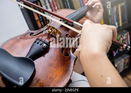 Professionelle Mädchen Geigerin spielt eine antike Geige Stockfoto