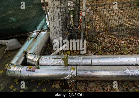 Bukarest, Rumänien - 3. August 2022: Rohre auf einer Baustelle zur Reparatur einer RADET (Termoenergetica)-Pipeline in Bukarest. Stockfoto