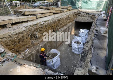 Bukarest, Rumänien - 3. August 2022: Asiatischer Bauarbeiter auf einer Baustelle. Stockfoto