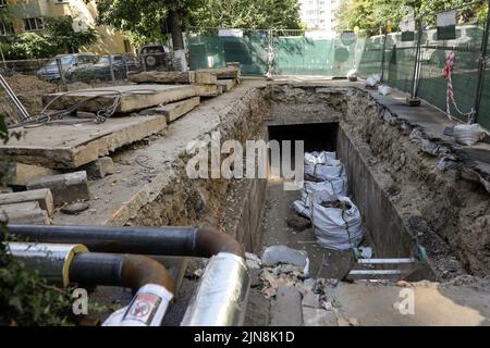 Bukarest, Rumänien – 3. August 2022: Großes Loch für die Arbeiter, um eine RADET-Pipeline (Termoenergetica) in Bukarest zu reparieren. Stockfoto