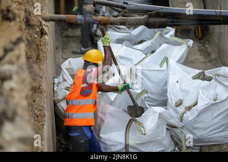 Bukarest, Rumänien - 3. August 2022: Asiatischer Bauarbeiter auf einer Baustelle. Stockfoto