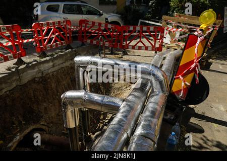 Bukarest, Rumänien - 3. August 2022: Rohre auf einer Baustelle zur Reparatur einer RADET (Termoenergetica)-Pipeline in Bukarest. Stockfoto