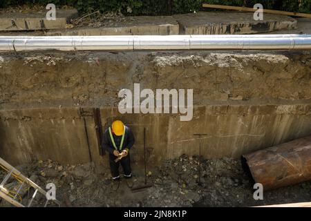 Bukarest, Rumänien - 3. August 2022: Bauarbeiter auf einer Baustelle. Stockfoto