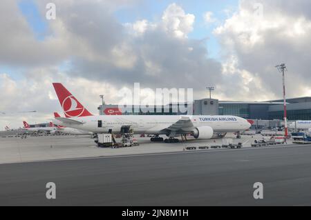 Turkish Airlines Flugzeuge am internationalen Flughafen Istanbul. Stockfoto