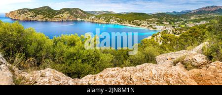 Panoramablick über das Ferienziel Camp de Mar auf Mallorca mit Halbinsel Cap des Llamp, Buchten Cala Blanca und Cala en Cranc und Stränden. Stockfoto