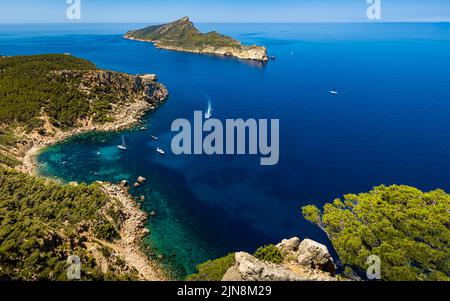 Blick aus einem hohen Winkel auf die gemütliche Bucht Cala en Basset in der Nähe des Dorfes Sant Elm auf der westlichsten Seite von Mallorca mit verankerten Booten und Insel. Stockfoto