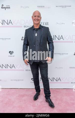 Los Angeles, USA. 09. August 2022. Steve Cederquist nimmt am 9. August 2022 an der Menna Kadar Celebrity Pink Carpet Celebrating BAZAAR Cover Release 2022 im Hotel Laguna, Laguna Beach, CA Teil. Quelle: Eugene Powers/Alamy Live News Stockfoto