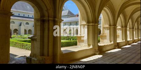 Die königliche Abtei unserer Lieben Frau von Fontevraud Kloster im Loire-Tal, Frankreich, an einem sonnigen Tag Stockfoto