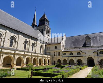 Die königliche Abtei unserer Lieben Frau von Fontevraud Kloster im Loire-Tal, Frankreich, an einem sonnigen Tag Stockfoto