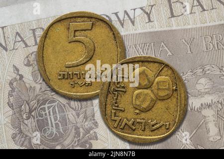 Die israelische Schekelmünze auf der Vorderseite und der Rückseite auf der Banknote Stockfoto