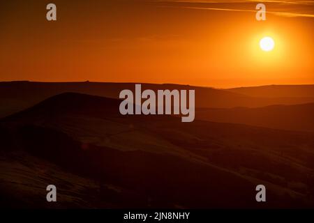 MAM Tor, Großbritannien, 10.. August 2022. Der Blick auf den frühen Sonnenaufgang vom Gipfel des Mam Tor in der Nähe von Castleton im Peak District, Derbyshire. Quelle: Steven Paston/Alamy Live News Stockfoto