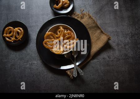 Indische süße Stücke von Jalebi oder Imarti serviert Stockfoto