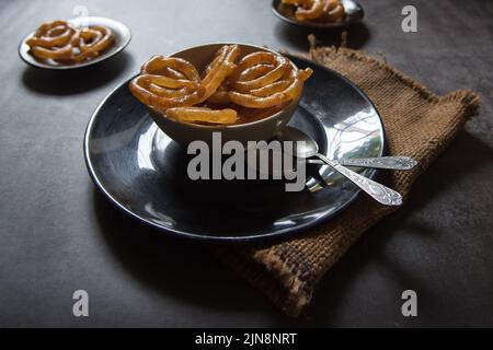 Indische süße Stücke von Jalebi oder Imarti serviert Stockfoto