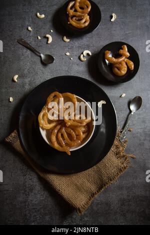 Indische süße Stücke von Jalebi oder Imarti serviert Stockfoto