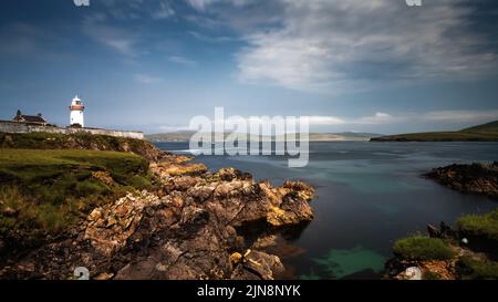 Blick auf den historischen Leuchtturm von Broadhaven auf der Mullet Peninsula in der Grafschaft Mayo in Irland Stockfoto