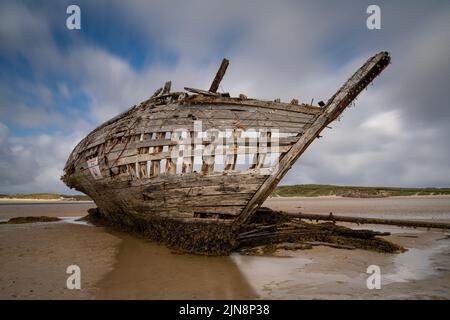 Ein Blick auf das Schiffswrack der Cara Na Mara am Mageraclogher Beach in Irland Stockfoto