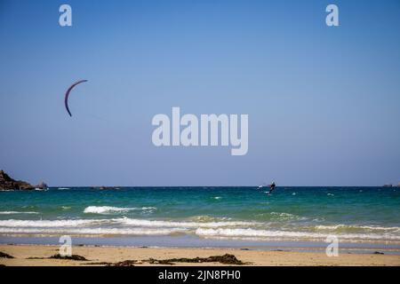 Kitesurfer auf dem Meer in Saint-Malo, Bretagne, Frankreich Stockfoto