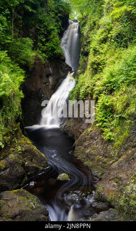 Ein Blick auf den Picutresque Glenariff Wasserfall in Nordirland Stockfoto