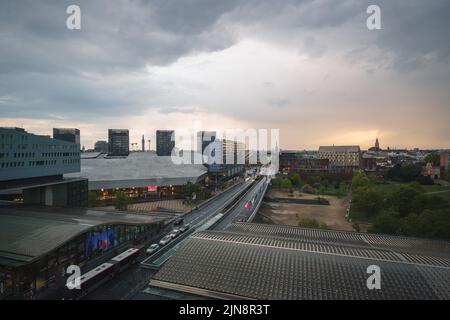 Sonnenuntergänge und Skyline über dem Bahnhof in Lille, Frankreich Stockfoto