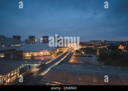 Sonnenuntergänge und Skyline über dem Bahnhof in Lille, Frankreich Stockfoto