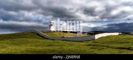 Ein Blick auf den historischen Leuchtturm am St. John's Point in der Donegal Bay im Norden Irlands Stockfoto