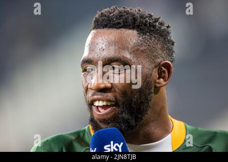 Smiling Siya Kolisi interviewte, nachdem er die All Blacks beim internationalen Rugby-Turnier zwischen Südafrika und Neuseeland besiegt hatte Stockfoto