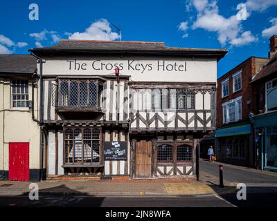 The Cross Keys Hotel Saffron Walden Essex UK. Das Cross Keys Hotel ist ein Gasthaus aus dem 16.. Jahrhundert mit zehn Schlafzimmern im Stadtzentrum von Saffron Walden. Stockfoto