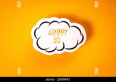 Über Uns. Text mit Sprachwolke auf gelbem Hintergrund. Stockfoto