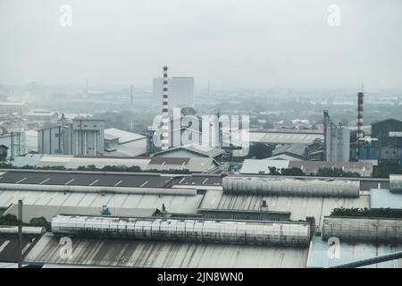 Glasfabrik. Draufsicht auf die Stapel von zerkleinertem Glas auf dem Gelände der Glasfabrik. Glasherstellung. Fabrik, Industrie. Jakarta, Indonesien Stockfoto