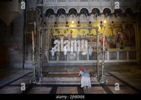 Der Stein der Salbung im Inneren der Kirche des Heiligen Grabes in der Altstadt von Jerusalem. Stockfoto