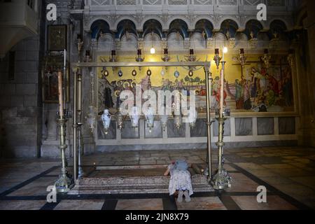 Der Stein der Salbung im Inneren der Kirche des Heiligen Grabes in der Altstadt von Jerusalem. Stockfoto