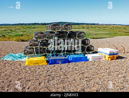 Ein Geschäft mit Krabben-/Hummertöpfen und Fischkisten am Kiesstrand in North Norfolk in Cley-next-the-Sea, Norfolk, England, Vereinigtes Königreich. Stockfoto