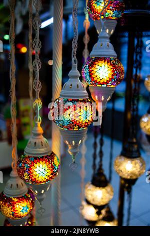 Traditionelle handgefertigte mehrfarbige türkische, marokkanische und arabische Lampen. Mosaikstil und Laterne aus farbigem Glas. Türkische Lampen im Souvenirladen in der Türkei Stockfoto