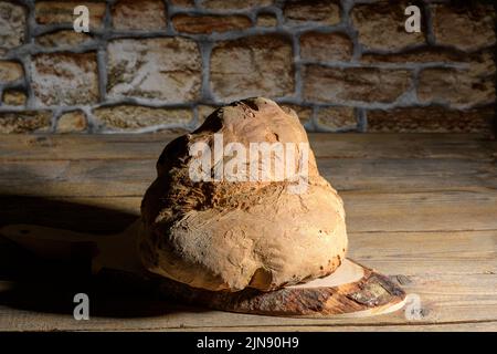 Das Brot von Mdera, Pane di Miera auf rustikalem Holzhintergrund, typisch süditalienisches Sauerteig-Brot, aus der Nähe Stockfoto
