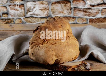 Das Brot von Mdera, Pane di Miera auf Holzhintergrund, typisch süditalienisches Sauerteigbrot, Nahaufnahme Stockfoto