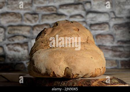 Das Brot von Mdera, Pane di Miera auf rustikalem Holzhintergrund, typisch süditalienisches Sauerteig-Brot, aus der Nähe Stockfoto