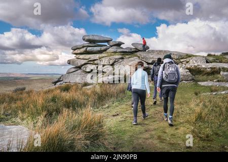 Eine Gruppe von Wanderern auf dem Gipfel des Stowes Hill am Bodmin Moor in Cornwall. Stockfoto