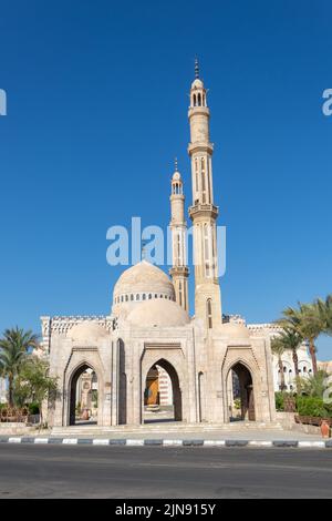 Die große Moschee von Mustafa ist eine osmanische Moschee mit zwei Minaretten in Sharm El Sheikh, Sinai Halbinsel, Ägypten. Stockfoto