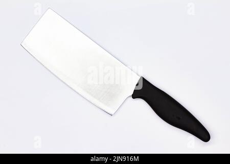 Küchenmesser zum Zerkleinern von Fleisch auf weißem Hintergrund. Chef Butchers Messer zum Schneiden von Fleisch. Ausbeinmesser zum Schneiden von rohem Fleisch. Küchenutensilien. Stockfoto