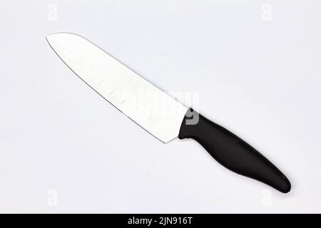 Küchenmesser für Fleisch auf weißem Hintergrund. Chef Butchers Messer zum Schneiden von Fleisch. Ausbeinmesser zum Schneiden von rohem Fleisch. Küchenutensilien. Professionelle Lebensmittel Stockfoto