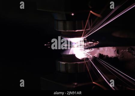 CNC-Laserschneiden Metall Moderne Industrietechnik Stockfoto
