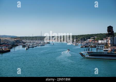 Allgemeine Ansicht der Kettenfähre, die den Fluss Medina überquert und West- und Ost-Cowes auf der Isle of Wight verbindet. Stockfoto