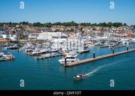 Allgemeiner Blick auf West Cowes, einschließlich des Yachthafens und des Yachthafens, auf der Isle of Wight an einem sonnigen Tag. Stockfoto