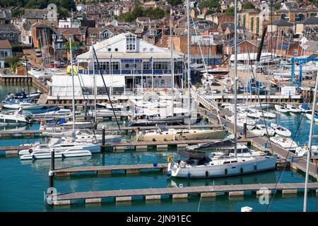 Gesamtansicht der Cowes Yacht Haven in Cowes auf der Isle of Wight. Stockfoto