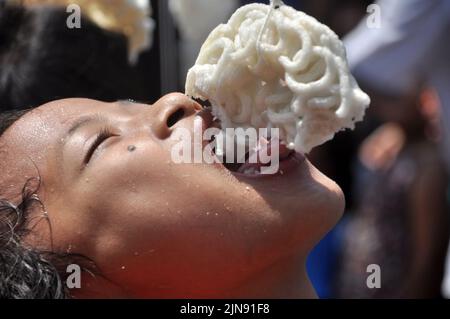 Jakarta, Indonesien - 17. August 2014 : Kinder nehmen an einem Cracker-Eating-Wettbewerb zur Feier des Unabhängigkeitstages Indonesiens in Jaka Teil Stockfoto