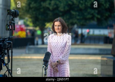 London, England, Großbritannien. 10. August 2022. Die konservative Abgeordnete und Rishi Sunak-Unterstützerin THERESA VILLIERS wird während der morgendlichen Medienrunde in Westminster gesehen. (Bild: © Tayfun Salci/ZUMA Press Wire) Bild: ZUMA Press, Inc./Alamy Live News Stockfoto