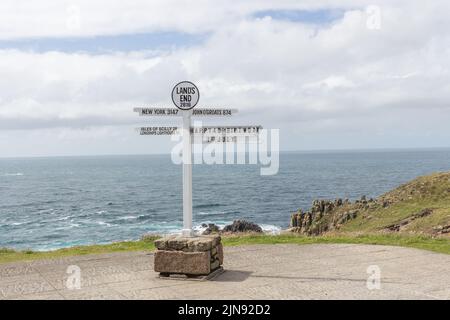 Ein Wegweiser am Ende des Landes in Cornwall, Großbritannien Stockfoto