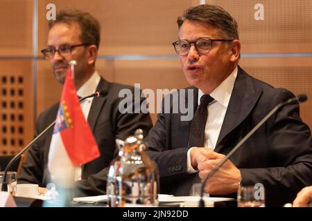 Wiesbaden, Deutschland. 10. August 2022. Der hessische Ministerpräsident Boris Rhein (CDU) beim Gipfel. Gasgipfel der hessischen Landesregierung, Gespräche auf höchster Ebene mit Wirtschaftsverbänden, Gewerkschaften und Energieunternehmen. Quelle: Hannes P. Albert/dpa/Alamy Live News Stockfoto