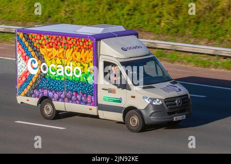 Ocado New rainbow Fruit Van Lackierung & Morrisons Supermarkt Lebensmittelzulieferservice Lebensmittelgeschäft Fahrzeuge; Online-Lieferung Flotte Lieferung, Lieferungen, Lebensmittel & Haushaltsartikel; Reisen auf der Autobahn M6, Großbritannien Stockfoto